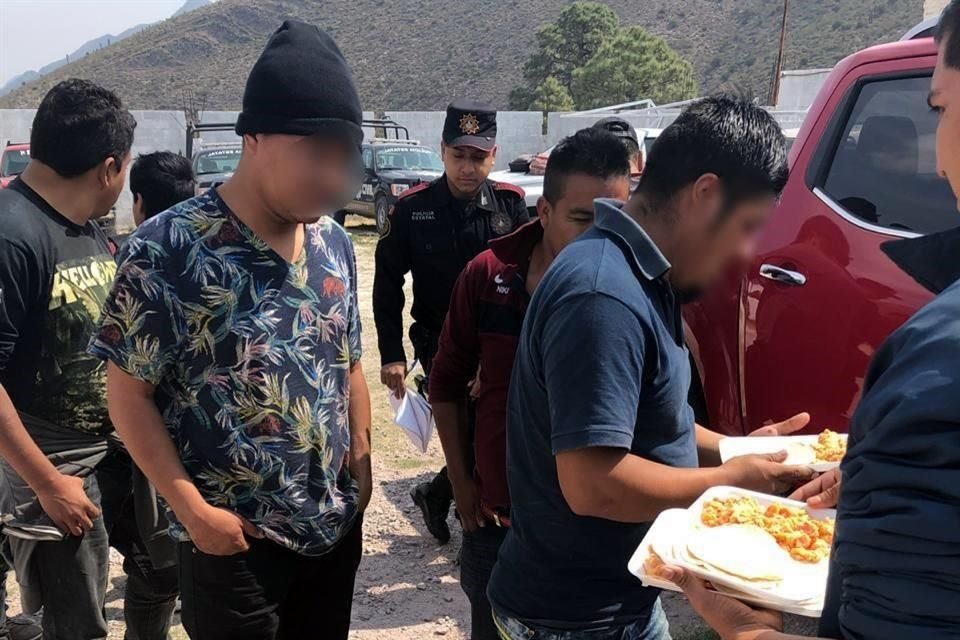 Tras una reunión con Alcaldes y representantes de los 51 municipios, el Gobernador Jaime Rodríguez dijo que la decisión se tomó en apoyo al despliegue nacional para la contención de migrantes que inició a raíz de las negociaciones con el Gobierno de Estados Unidos. 