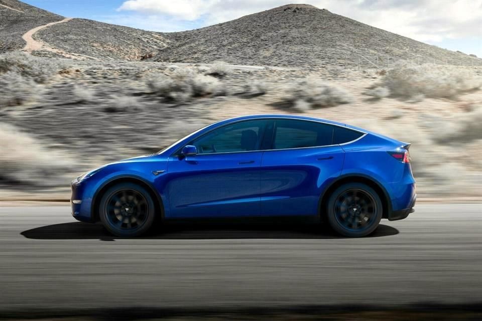 En su versión Performance, la camioneta será capaz de ir de 0 a 100 en 3.7 segundos además de recorrer más de 400 kilómetros con una sola carga.