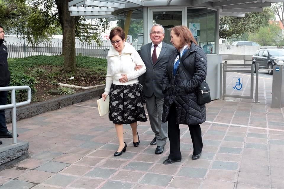 Rosa Elvia Mercado y su esposo Joel Medina, papás de Jorge están en el campus, así como Haydee Verdugo, mamá de Javier, quien llegó en silla de ruedas, y su papá Javier Arredondo.