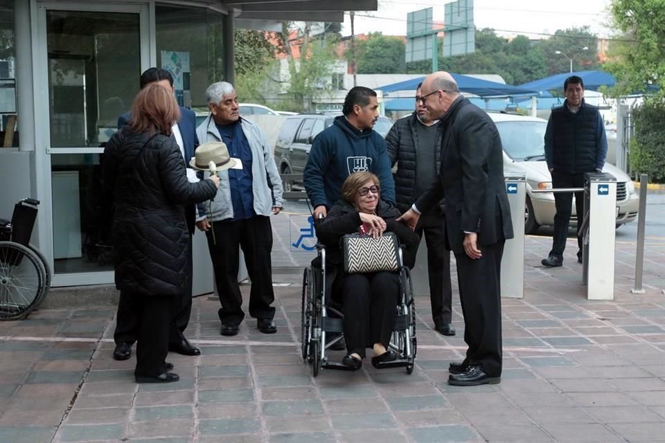 Rosa Elvia Mercado y su esposo Joel Medina, papás de Jorge están en el campus, así como Haydee Verdugo, mamá de Javier, quien llegó en silla de ruedas, y su papá Javier Arredondo.