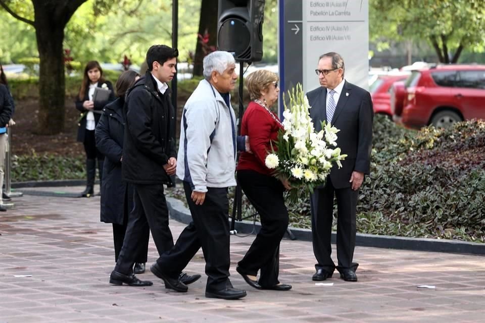 Las familias colocaron arreglos florales a un lado de la placa.