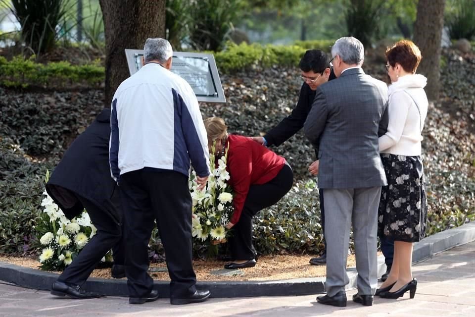 Las familias colocaron arreglos florales a un lado de la placa.