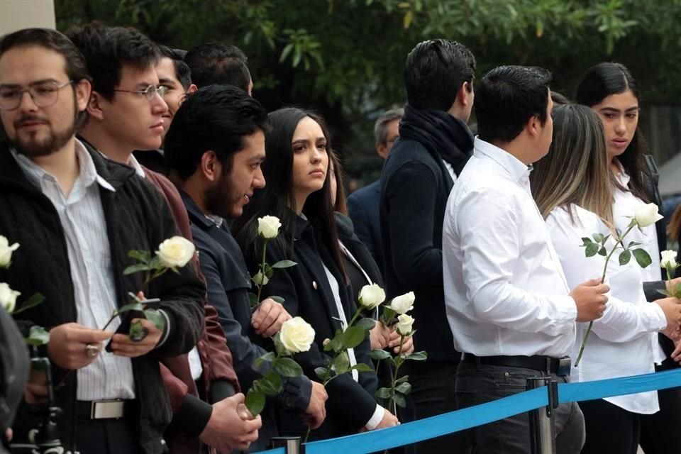 Las familias colocaron arreglos florales a un lado de la placa.