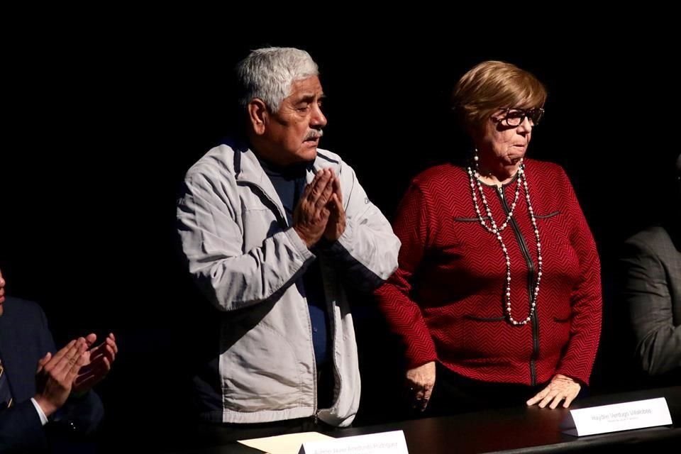 En el lugar se encuentran Rosa Elvia Mercado y su esposo Joel Medina, papás de Jorge, así como Haydee Verdugo y Javier Arredondo, papás de Javier.