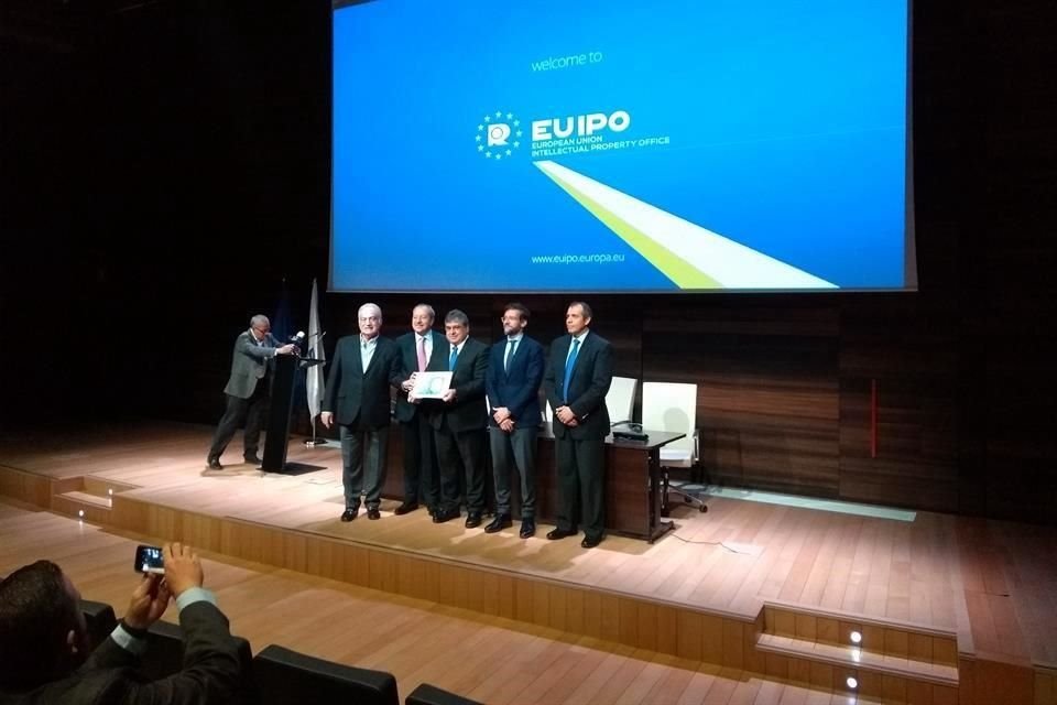 Al centro, Rodolfo González, de la CNIT, y Ramón González, del CRT, sostienen el refrendo del registro del tequila como marca ante la European Union Intellectual Property Office (EUIPO).