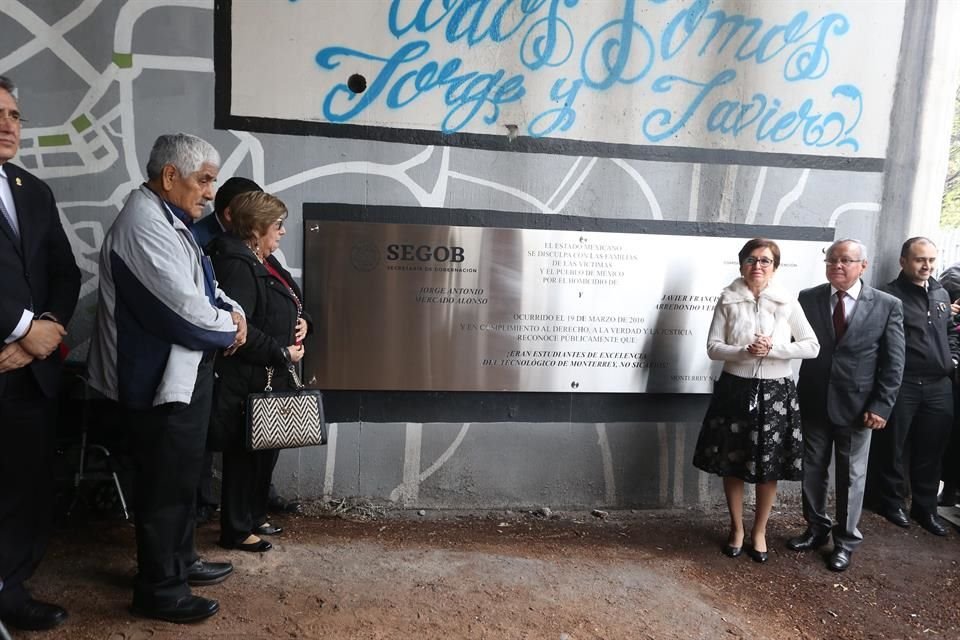 En el puente de Luis Elizondo y Garza Sada se develó una placa con la reivindicación que exigieron el Colectivo Todos Somos Jorge y Javier y las familias de los estudiantes.