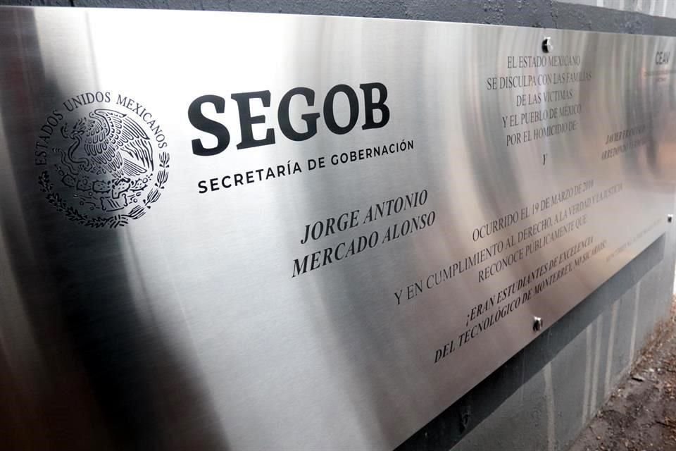 La placa está ubicada bajo el puente vehicular del cruce de Garza Sada y Luis Elizondo, donde hay mural de los estudiantes.