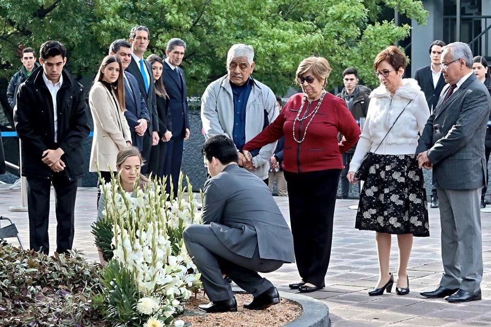 La ofrenda: Los padres de Javier Arredondo Verdugo y Jorge Mercado Alonso presidieron la Guardia de Honor en memorial dedicado a sus hijos dentro del Tec de Monterrey.