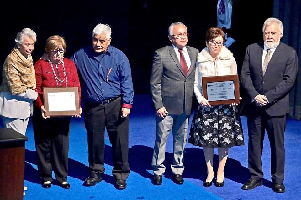 La disculpa: La Secretaria de Gobernación Olga Sánchez Cordero y el subsecretario Alejandro Encinas con los padres de Javier (izq.) y Jorge en el acto de disculpa pública.