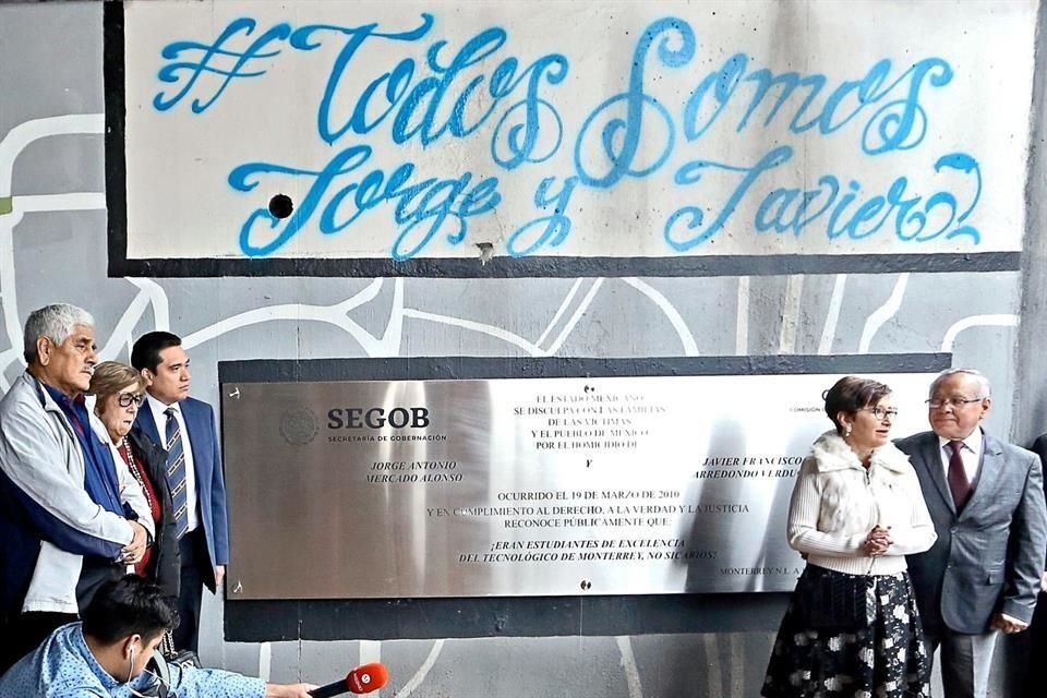 La memoria: Las familias develaron la placa con la leyenda 'Eran estudiantes de excelencia del Tecnológico de Monterrey, no sicarios' , ubicada bajo el paso vial de Avenida Garza Sada y Luis Elizondo.