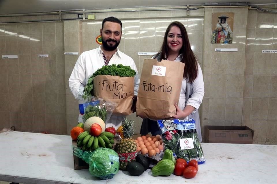 José Pablo Padilla y Nayely Esparza están al frente de Fruta Mía, que ha logrado aumentar sus clientes para el reparto de frutas y verduras.