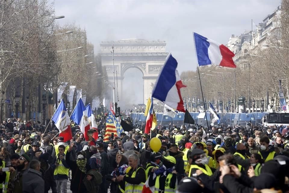 París prohibirá las manifestaciones en los Campos Elíseos y sus alrededores para evitar altercados en protestas de los 'chalecos amarillos'.