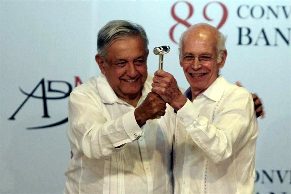 AMLO y Luis Niño de Rivera, presidente entrante de la ABM.