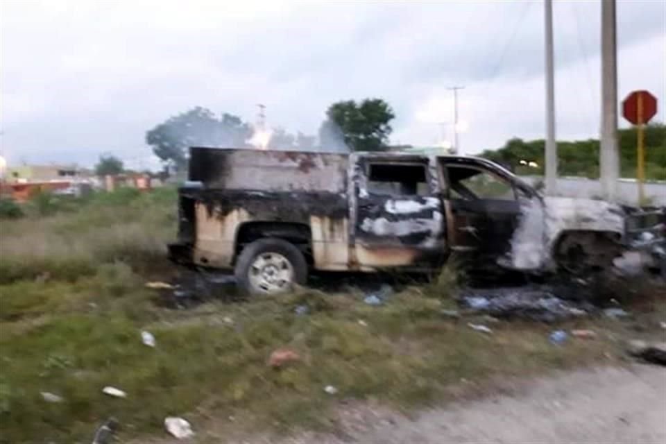 En la Colonia Infonavit Industrial estaban dos camionetas incineradas y otra más en Infonavit Las Torres, cerca de la planta potabilizadora de agua.