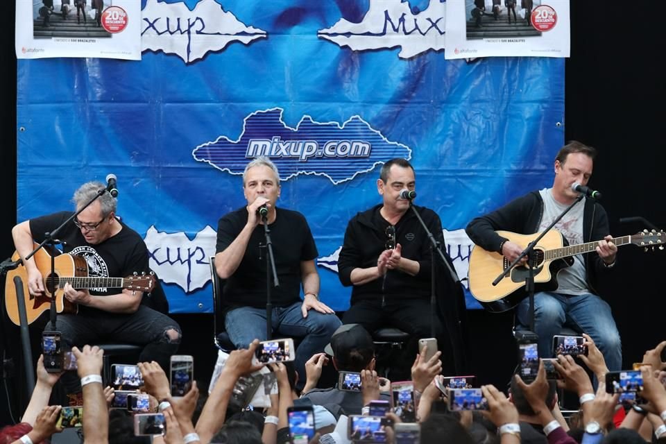 Los miembros de Hombres G cantaron en su showcase temas como 'Te Quiero' y 'Voy a Pasármelo Bien' antes de la firma de autógrafos.