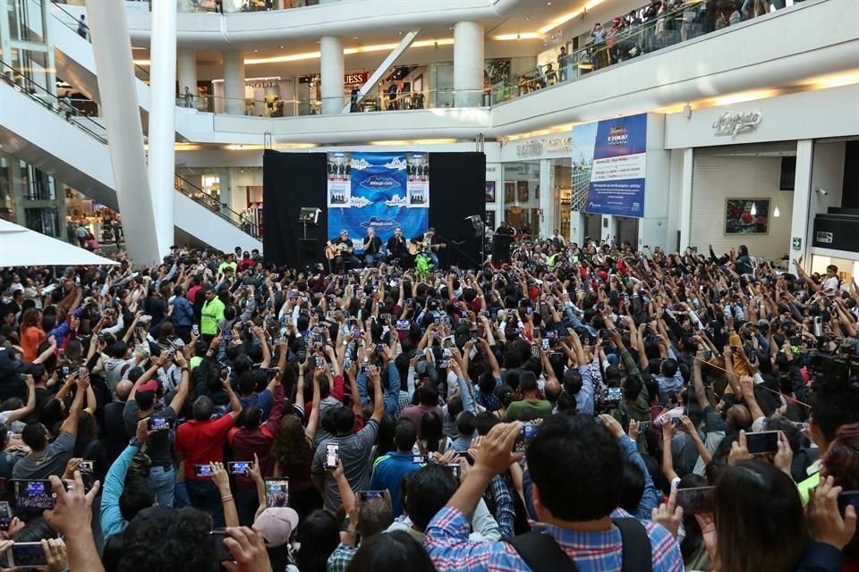 Aunque sólo 500 fans fueron los afortunados para recibir un autógrafo y tomarse una foto con la banda, mucha más gente acudió a presenciar el showcase.