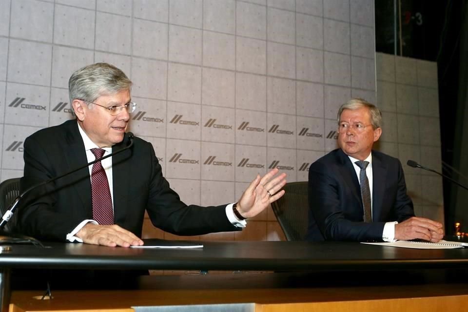 Fernando A. González (izq), y y Rogelio Zambrano Lozano, director general y presidente del Consejo de Administración de Cemex.