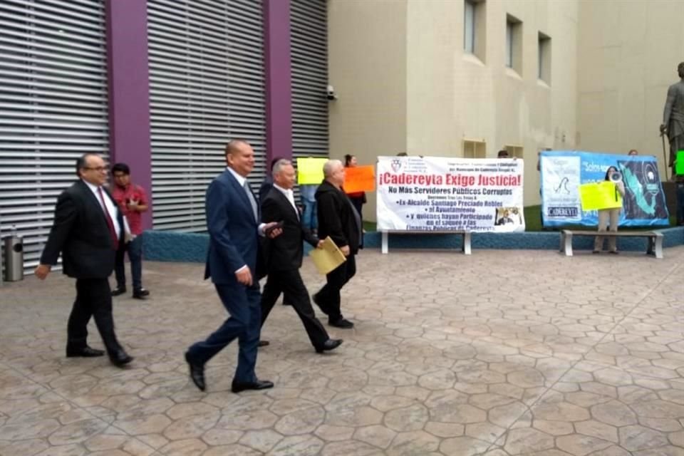 La Fiscalía Anticorrupción busca acusar por el delito de ejercicio indebido de funciones al ex Alcalde José Santiago Preciado Robles; y al ex Tesorero Ariel Jesús Martínez Garza.