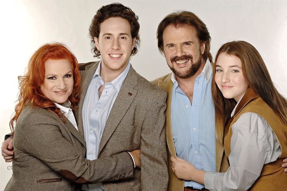 Para su nuevo tour, Lucía y Joaquín Galán, quienes componen el grupo Pimpinela, serán acompañados de sus dos hijos.