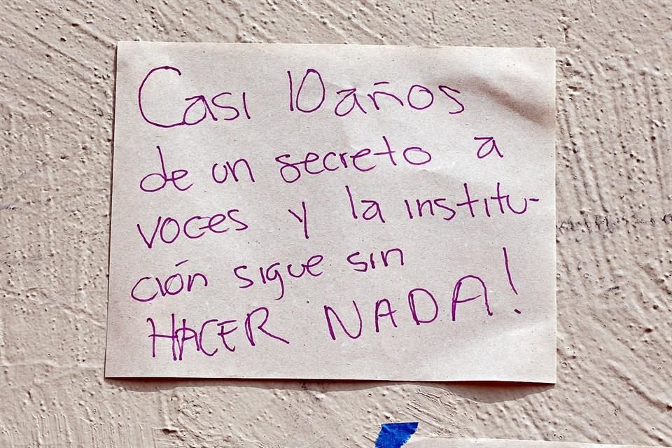 Con mensajes pegados en los muros de la Facultad, los manifestantes expresaron su molestia por la inacción de los directivos.