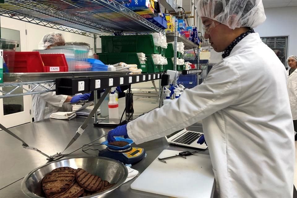 El encargado de desarrollo de productos de Burger King, Kyle Okada, pesa hamburguesas a base de plantas hechas en una instalación en Redwood City, California.