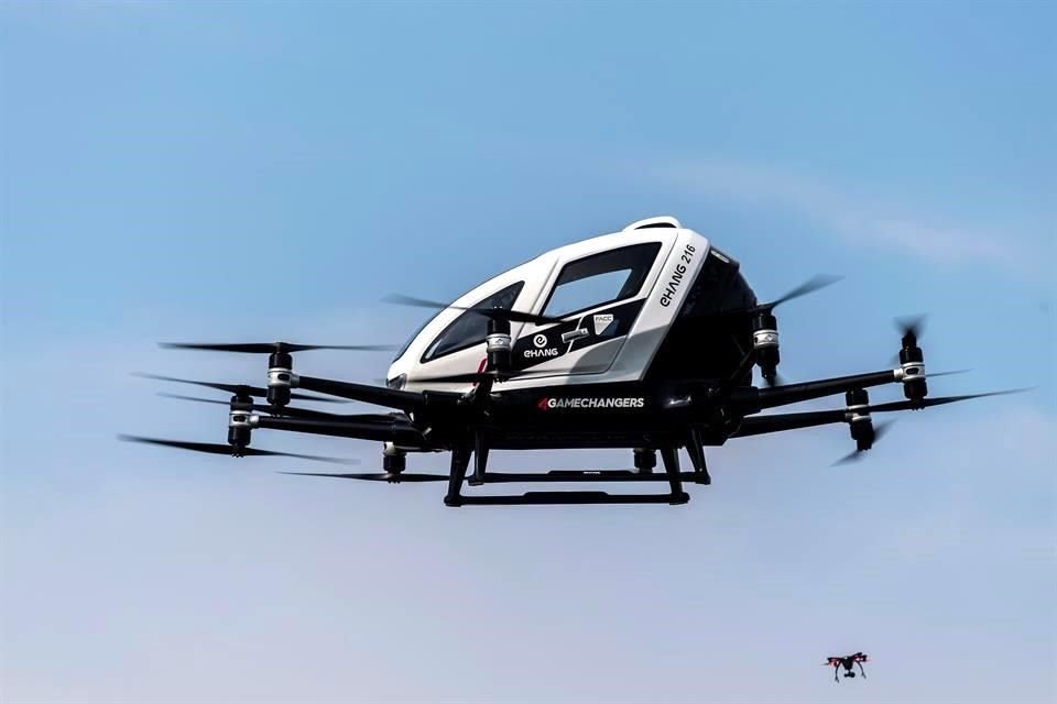 Imagen que muestra el dron Ehang 216, un modelo biplaza no tripulado, durante su presentación este jueves en Viena, Austria.