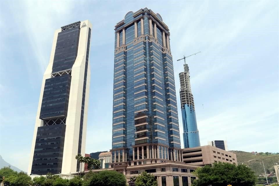 La Torre Comercial América obtuvo el título del edificio más alto de la Ciudad hasta el año 2000, con sus 128 metros.