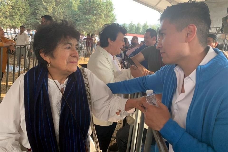 'Empezamos en la casa ejidal de una comunidad y empezamos sin nada, y todos los estudiantes nos ayudaban a poner palitos alrededor', aseguró la maestra María Elena Sosa Pulido.