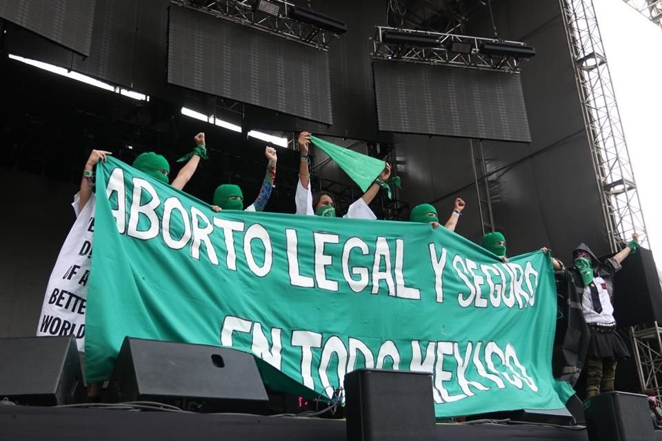 Las Pussy Riot apoyaron al movimiento Marea Verde en el Ceremonia, y portaron los paliacates verdes que simbolizan estar a favor del aborto legal y seguro.