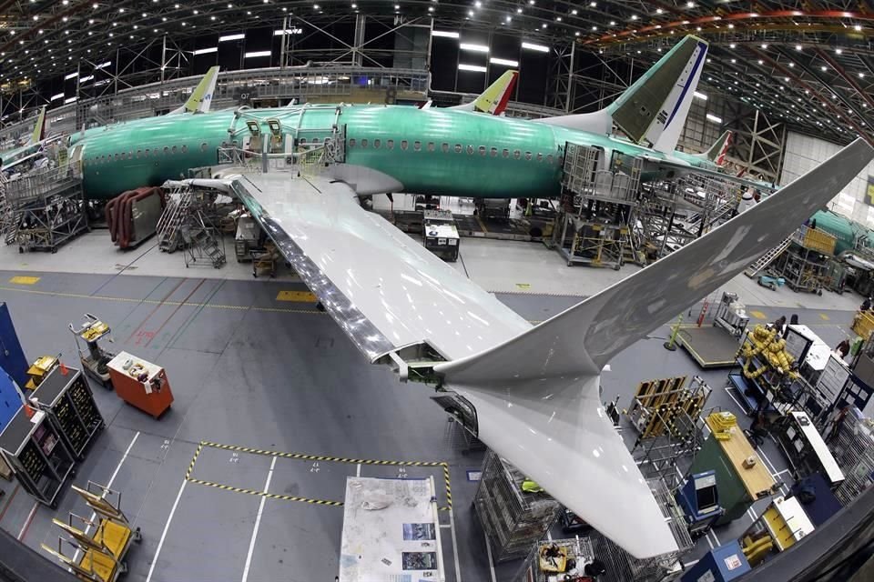 El fabricante estadounidense dijo el viernes que la producción del 737 MAX se reducirá de 52 a 42 aviones por mes a partir de mediados de abril.