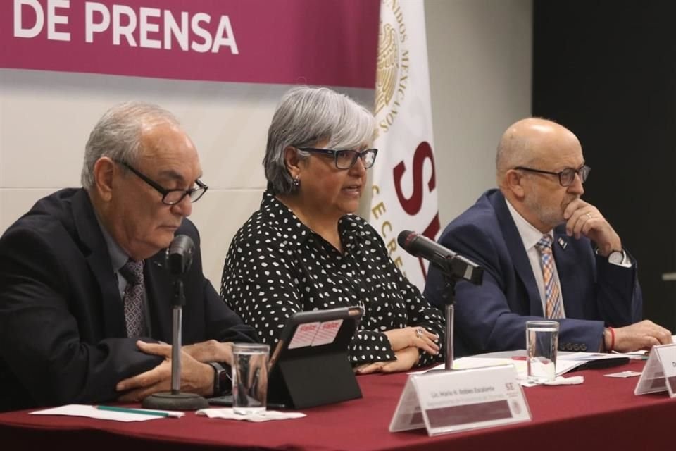 Mario Robles Escalante, representante de tomateros; Graciela Márquez, titular de SE, y Miguel García Winder, titular de Sader.
