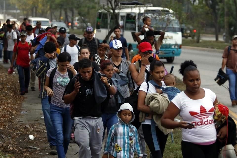 Una caravana migrante conformada por mil 100 personas partieron de Honduras hacia la frontera con Guatemala, con la esperanza de llegar a EU