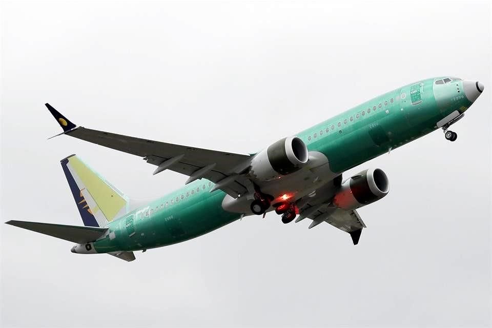 Acusan que Boeing engañó a los inversionistas 'al hacer alarde de sus posibilidades de crecimiento, dando pronósticos optimistas y asegurando que el 737 MAX era el avión más seguro en los cielos'.