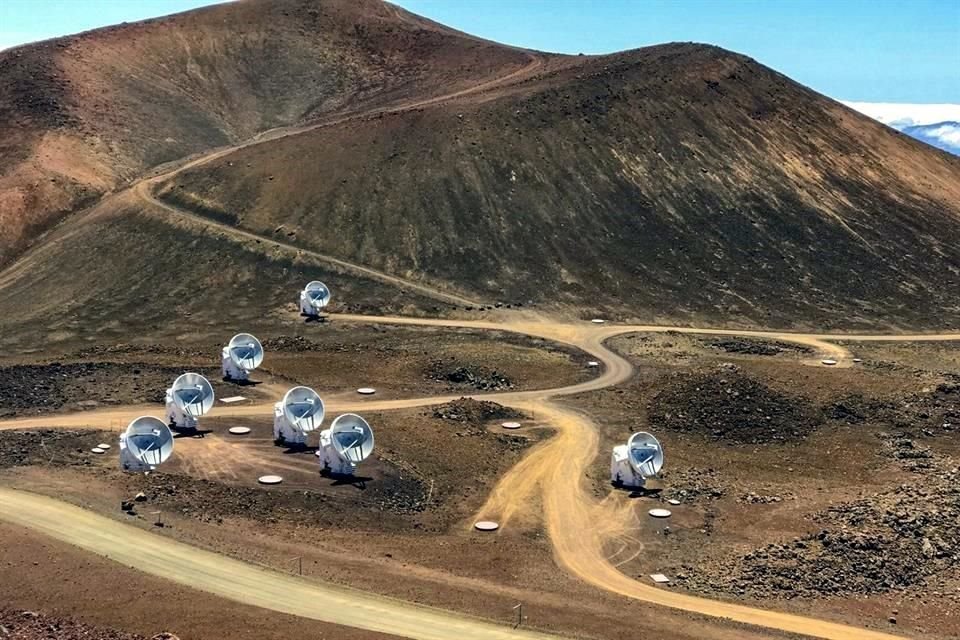 El Event Horizon Telescope es una red global de ocho telescopios, incluido el arreglo submilimétrico con ochos readiotelescopios en el monte Mauna Kea, de Hawaii.