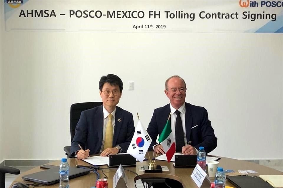 Byung-Hwi Kim (Izq.), presidente de POSCO México, y Luis Zamudio Miechielsen, director general de Altos Hornos de México, durante la firma del acuerdo de complementariedad comercial.