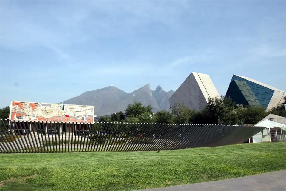 La volumetría del edificio está formada por dos paralelepípedos inclinados a 30 grados respecto a la vertical.