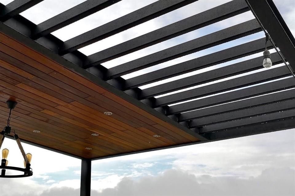 La iluminación en pérgolas puede ayudar a crear un ambiente diferente en el exterior.