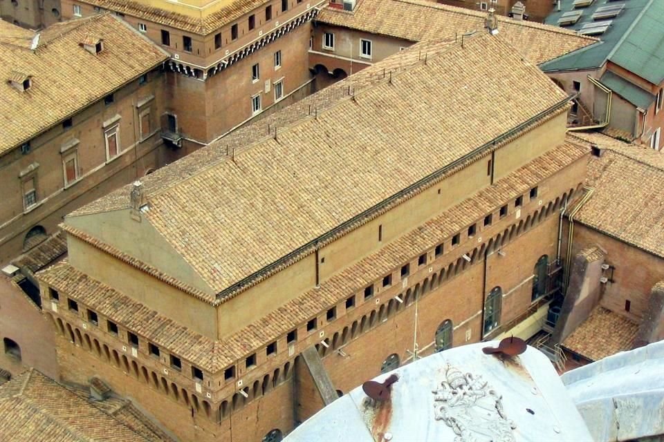 El exterior de la Capilla Sixtina es muy sencillo, pues se planeó como una fortaleza y está entre finales del románico gótico y entrando al renacimiento.