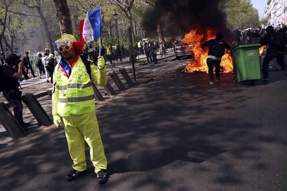 Los manifestantes cuestionan las donaciones millonarias que empresarios han hecho para la reconstrucción de la Catedral de Notre Dame.