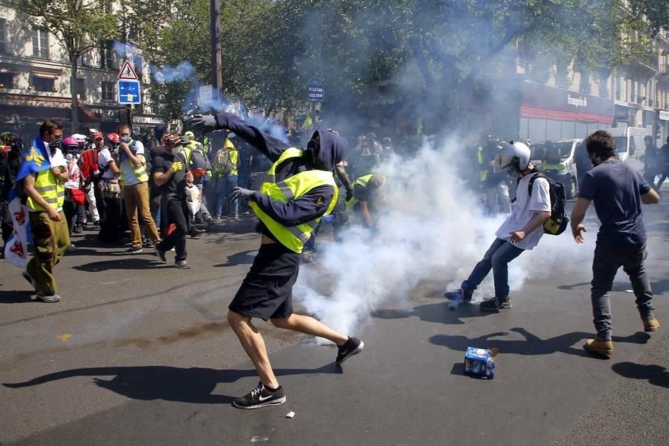 En algunas de las protestas los participantes lanzaron bengalas y bombas molotov.