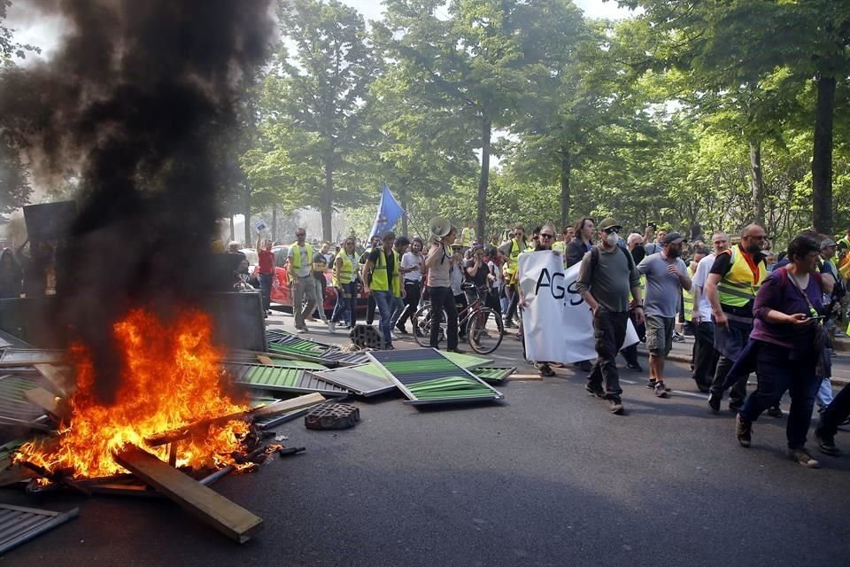 Una barricada arde en una calle de París durante las manifestaciones de este sábado.