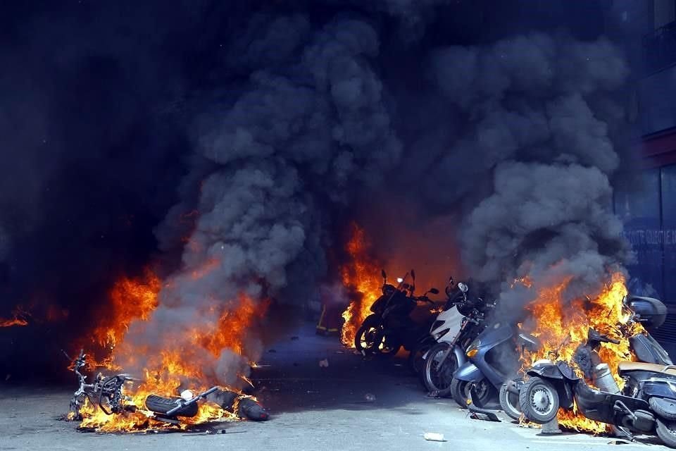 La quema de vehículos incluyó decenas de motocicletas.