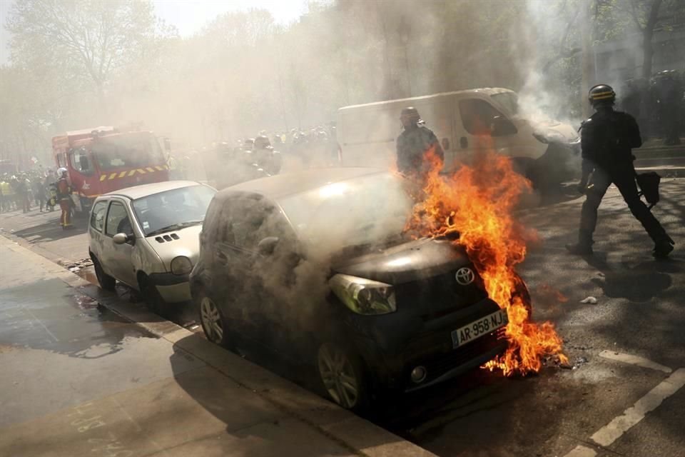 Vehículos fueron incendiados en París durante la nueva jornada de protestas por parte de los chalecos amarillos.