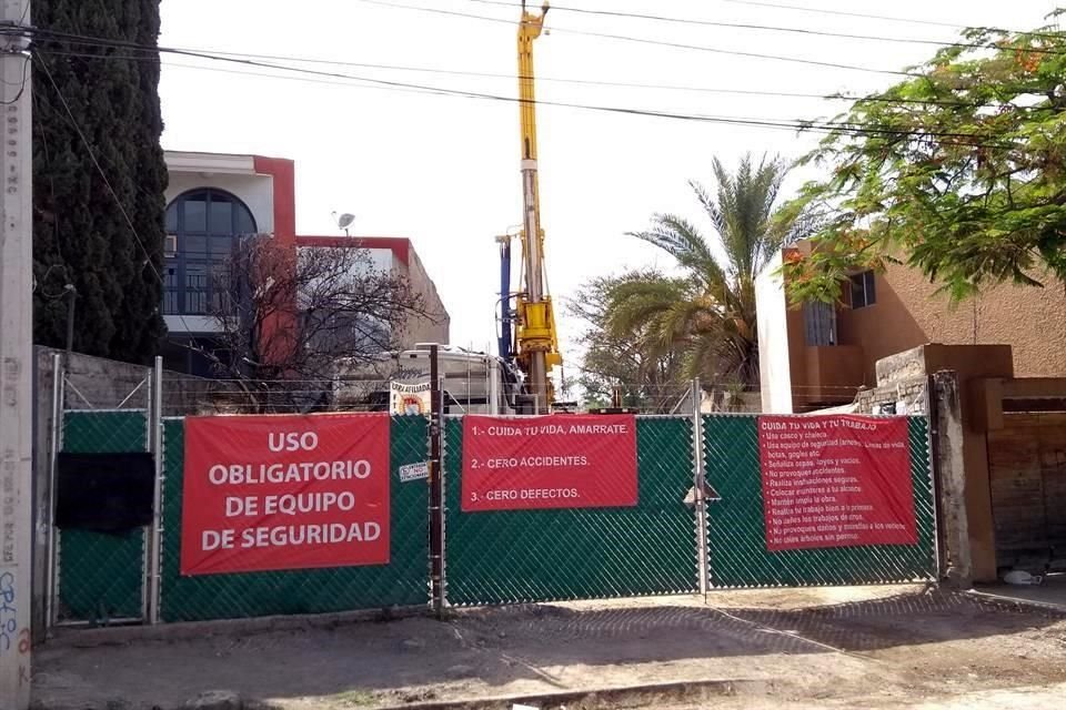Pero después de las 16:00 horas, los sellos de clausura ya habían sido tapados con lonas con recomendaciones de seguridad.