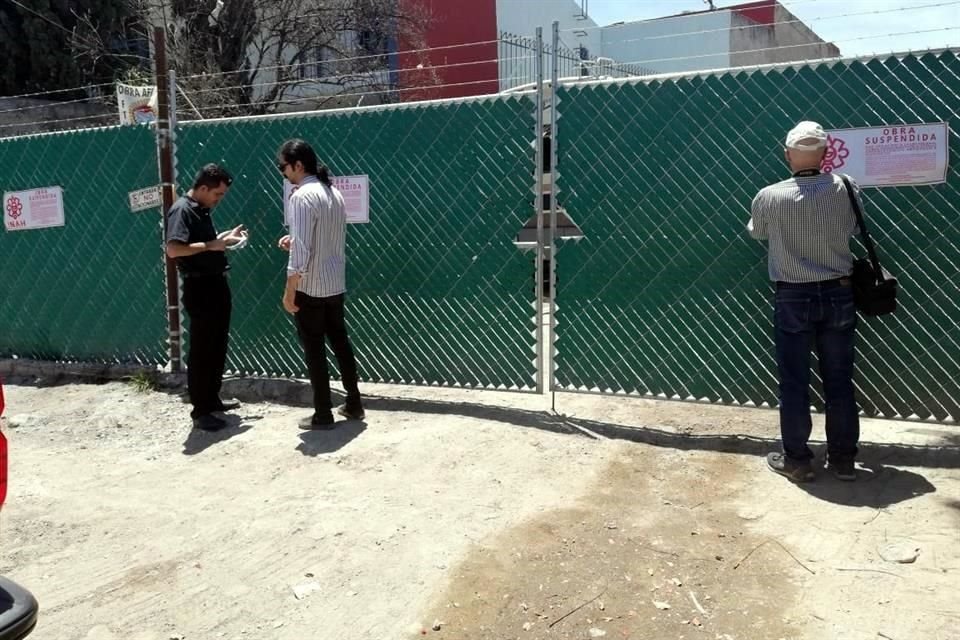A las 13:25 horas, personal del INAH acudió a imponer los sellos de clausura en la obra a un lado de la Presa de Zoquipan.
