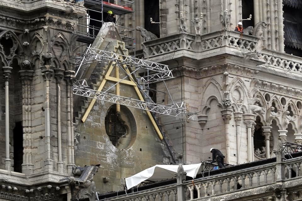 A marchas forzadas, trabajadores tratan de proteger a la catedral de Notre Dame, expuesta a la intemperie tras incendio la semana pasada.