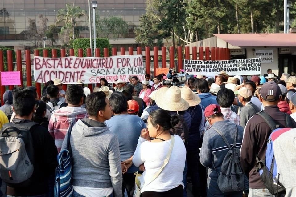 Los inconformes acusaron un linchamiento político en contra del legislador.