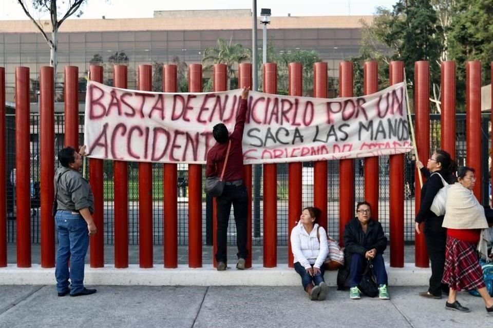 Con mantas, los ciudadanos señalaron la intervención del Gobernador de Hidalgo.
