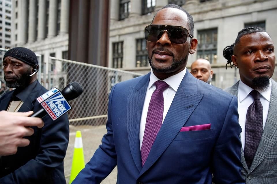 Ni R. Kelly ni su equipo legal comparecieron en tribunal por una demanda por abuso sexual, por lo que perdieron el caso.