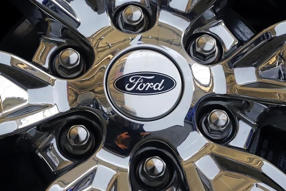 Ford Motor registró una ganancia neta trimestral de mil 150 millones de dólares.